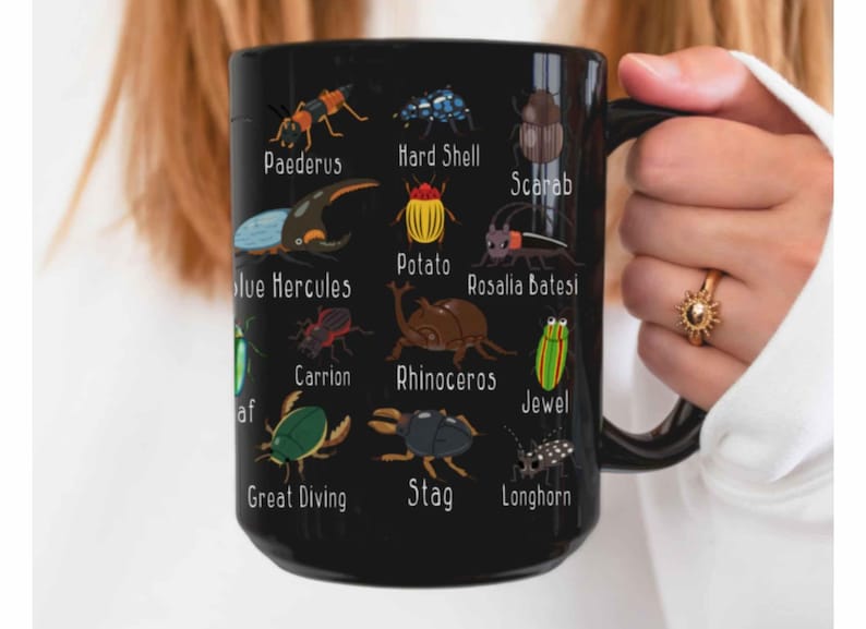 K&ouml;nnte beinhalten: Schwarze Keramik-Tasse mit farbenfrohen Illustrationen verschiedener K&auml;fer und ihren Namen. Die Tasse zeigt K&auml;fer wie den Blauen Herkules und den Hirschk&auml;fer. Ein einzigartiges Geschenk f&uuml;r Entomologie-Enthusiasten.