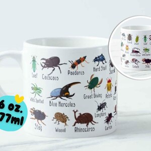 K&ouml;nnte beinhalten: Wei&szlig;e Keramiktasse mit farbenfrohen Illustrationen verschiedener Insekten und ihren Namen. Die Tasse hat ein Fassungsverm&ouml;gen von 177 ml. Ein kleineres Bild der Tasse ist in der oberen rechten Ecke zu sehen.