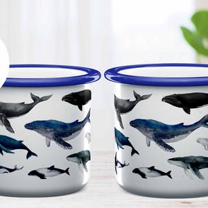 Peut inclure: Deux tasses en &eacute;mail blanc avec des bords bleus, orn&eacute;es d'un motif aquarelle de diff&eacute;rentes baleines et dauphins. Chaque tasse a une capacit&eacute; de 354 ml (12 oz).