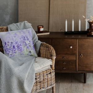 Funda de almohada de lavanda, funda de cojín con flores de primavera en tonos pastel, funda de almohada con flores de color violeta claro, decoración del hogar estilo cabaña boho, funda de almohada con diseño botánico violeta