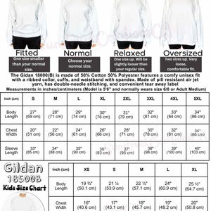 Op de afbeelding: Een Gildan 18000 unisex maattabel met vier witte sweatshirts gelabeld als Fitted, Normal, Relaxed en Oversized. De afbeelding bevat een gedetailleerde tabel met lichaamslengte, borstbreedte en mouwlengte in inches en centimeters voor de maten S tot 5XL, plus een aparte Gildan 18500B kinderkleding maattabel.