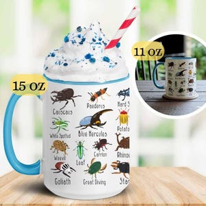 K&ouml;nnte beinhalten: Ein wei&szlig;er 444 ml Keramikbecher mit blauem Griff und Rand, verziert mit farbenfrohen Illustrationen verschiedener Insekten. Der Becher hat ein Schlagsahne-Topping mit blauen Streuseln und einen rot-wei&szlig; gestreiften Strohhalm. Ein 325 ml Becher ist ebenfalls abgebildet.