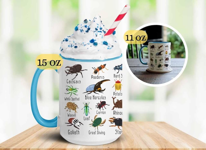 K&ouml;nnte beinhalten: Ein wei&szlig;er 444 ml Keramikbecher mit blauem Griff und Rand, verziert mit farbenfrohen Illustrationen verschiedener Insekten. Der Becher hat ein Schlagsahne-Topping mit blauen Streuseln und einen rot-wei&szlig; gestreiften Strohhalm. Ein 325 ml Becher ist ebenfalls abgebildet.