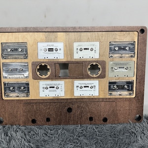 Arte de parede em cassete de madeira com 24” de largura. Arte em madeira. Exiba suas fitas favoritas. Amantes da música.
