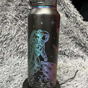 Astronaut 32 oz flerfärgad prisma rostfritt stål dubbelisolerad vattenflaska lasergraverad