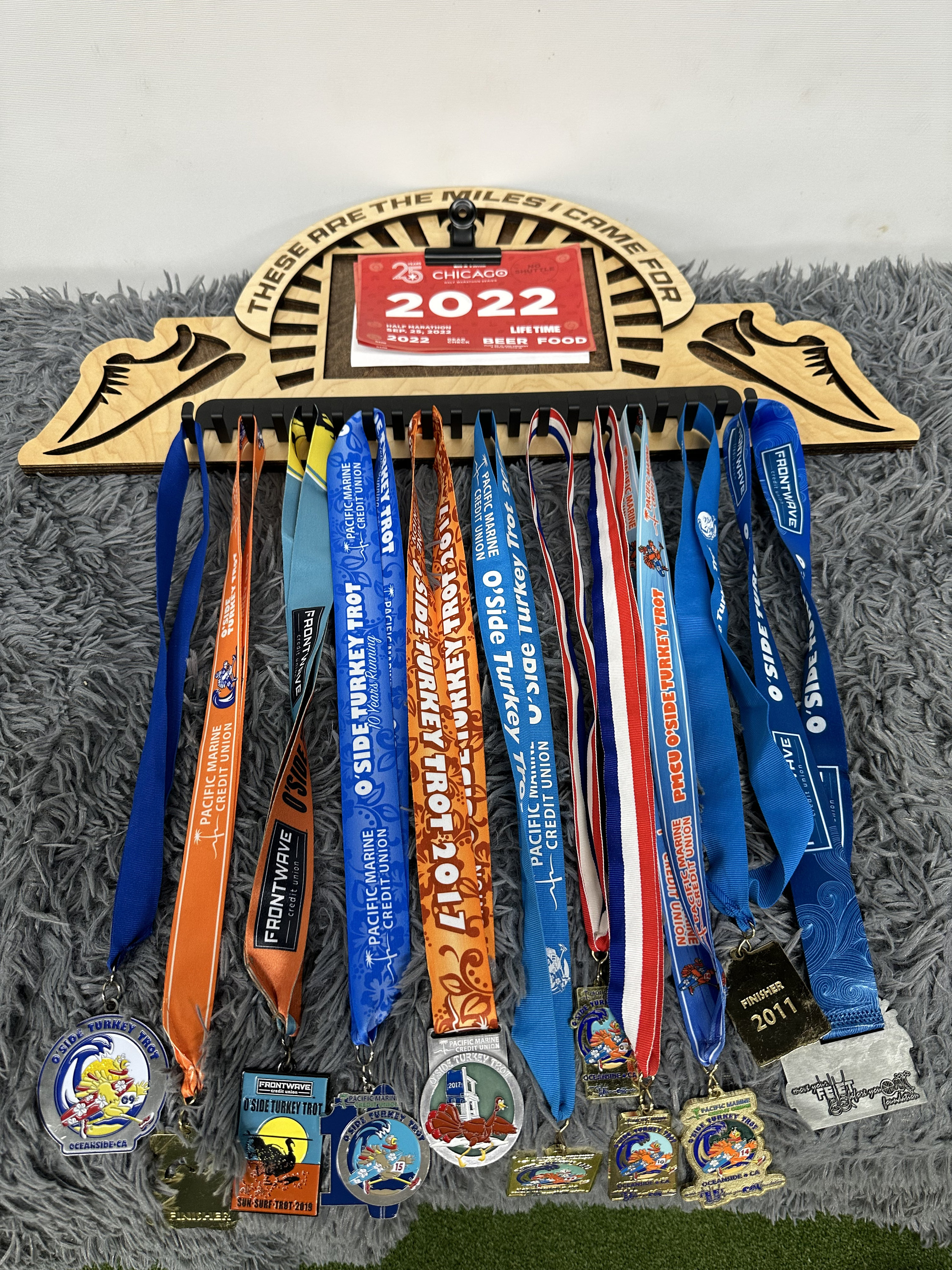 Marathon Medal and Bib Display - Etsy