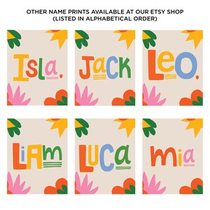 以下が含まれることがあります： Isla、Jack、Leo、Liam、Luca、Miaの名前が書かれた、6つのカラフルな名前プリント。各プリントは、ベージュの背景に、ユニークな配色と装飾的な花と星の要素が特徴です。上部のテキストには「OTHER NAME PRINTS AVAILABLE AT OUR ETSY SHOP (LISTED IN ALPHABETICAL ORDER)」と書かれています。
