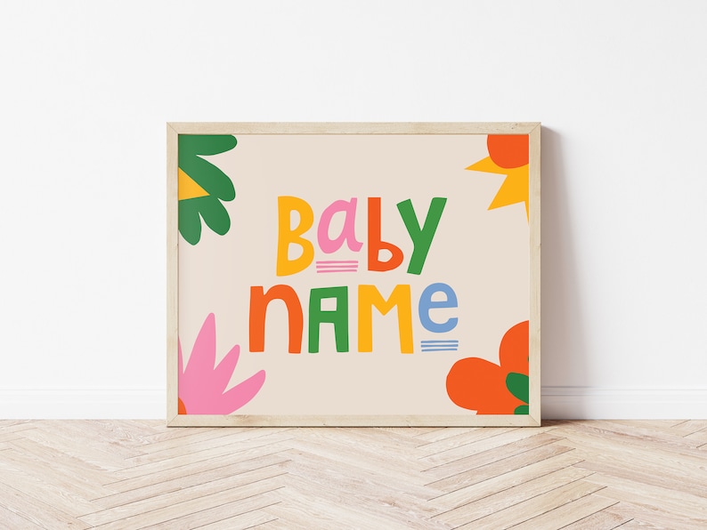 Puede incluir: Un estampado enmarcado con las palabras "BABY NAME" en letras coloridas y divertidas. El dise&ntilde;o incluye formas florales y abstractas en tonos verdes, naranjas, rosas y amarillos sobre un fondo beige. El marco es de color madera clara.