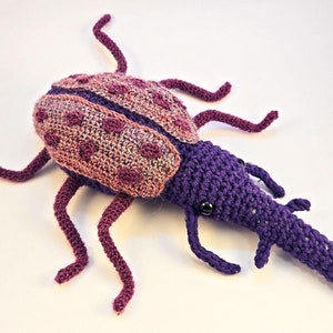 Insecto escarabajo morado de peluche amigurumi de crochet
