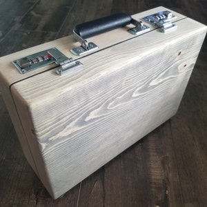 Commander Carrier - Een massief houten deckbox met ruimte voor zes 100+ deckboxen, dobbelstenen. Ideaal voor opslag en transport van alle ruilkaartspellen!
