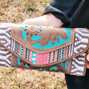 Cartera de cuero y alfombra labrada a mano