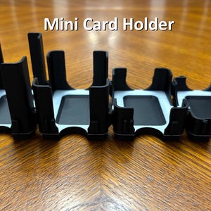 Bandeja para mini cartões. Serve para mini europeu com capa (máx. 71 mm x 46 mm) até um mini americano (máx. 63 mm x 41 mm)
