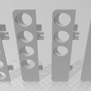 Könnte beinhalten: Vier graue Kunststoffplatten mit abgerundeten Kanten. Jede Platte hat fünf kreisförmige Ausschnitte. Die Platten sind so konzipiert, dass sie zusammengefügt werden können, um ein mehrstufiges Aufbewahrungssystem zu schaffen.