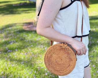 Runde Rattan Crossbody Tasche - Handgefertigte Weiden Geldbörse mit Lederband, Boho Circle Strohtasche für Sommer und Reisen