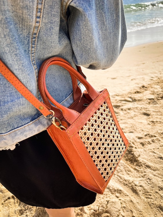 Sac à bandoulière en cuir et rotin fait main Petit sac à