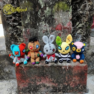 Fanmade Voodoo Puppe häkeln Plushies, Voodoo Puppe Amigurumi, gruselige Tiere Halloween Plüsch, gruselige Tiere Halloween häkeln, Voodoo Plüsch