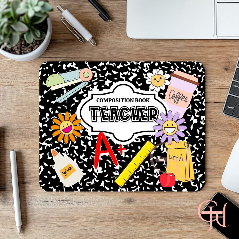 Op de afbeelding: Zwart en wit muismat met een compositieboek-thema met het woord "TEACHER" in een witte lijst. De muismat heeft schoolgerelateerde afbeeldingen zoals een nietmachine, lijm, een liniaal en een koffiekopje. Er is een rode appel en een lunchzak.