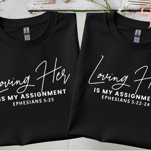 SVG-bestand christelijke paren: van haar houden Loving Him is My Assignment, Instant Download, digitaal bestand, sublimatie, shirt paar, mok paar