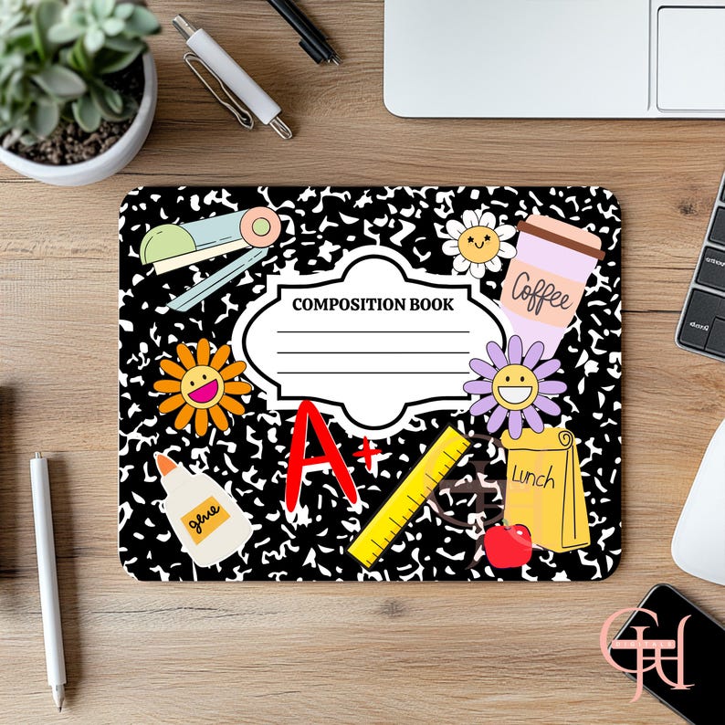 Op de afbeelding: Een muismat met een compositieboekthema met schoolgerelateerde afbeeldingen. Het ontwerp bevat een nietmachine, lijm, een liniaal, een koffiekopje en lachende bloemen. De woorden "Composition Book" en "A+" zijn ook zichtbaar.