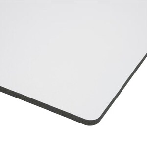Op de afbeelding: Een wit rechthoekig product met een zwarte rand. De hoek van het product is afgerond. Het product is waarschijnlijk een whiteboard, een muismat of een vergelijkbaar artikel.