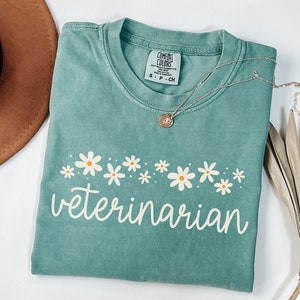 Comfort Colors® Vet Shirt, Daisy Veterinarian T-Shirt,Vet Tech Tee, Animal Rescue Shirts, Gift For Veterinarian,Vet School,Veterinarian Gift