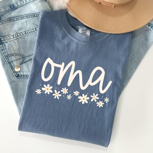 Camiseta de abuela con colores cómodos, camiseta de abuela con flores silvestres, regalo para abuela, regalo para abuela primeriza, anuncio de embarazo, abuela alemana, camiseta para abuela Blue Jean