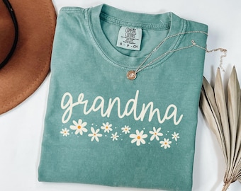 Comfort Colors® Grandma Shirt,Grandma Tee,Daisy Grandma Shirt,New Grandma Gift,Pregnancy Reveal,Floral Grandma Shirt,Grandma Christmas Gift