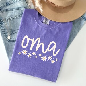 Camiseta de abuela con colores cómodos, camiseta de abuela con flores silvestres, regalo para abuela, regalo para abuela primeriza, anuncio de embarazo, abuela alemana, camiseta para abuela Violet