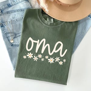 Camiseta de abuela con colores cómodos, camiseta de abuela con flores silvestres, regalo para abuela, regalo para abuela primeriza, anuncio de embarazo, abuela alemana, camiseta para abuela Moss