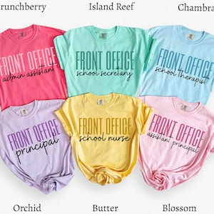 Puede incluir: Una colecci&oacute;n de seis camisetas de manga corta en varios colores, cada una con "FRONT OFFICE" impreso en la parte delantera. Las camisetas son en tonos de rosa, verde menta, azul claro, lavanda, amarillo y rosa claro, con diferentes t&iacute;tulos de trabajo.