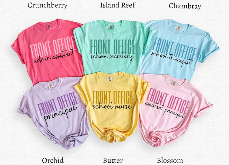 Puede incluir: Una colecci&oacute;n de seis camisetas de manga corta en varios colores, cada una con "FRONT OFFICE" impreso en la parte delantera. Las camisetas son en tonos de rosa, verde menta, azul claro, lavanda, amarillo y rosa claro, con diferentes t&iacute;tulos de trabajo.