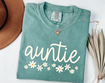 Comfort Colors® Auntie Shirt, Aunt Shirt, Daisy Auntie Shirt, New Aunt Gift, Pregnancy Reveal to Aunt, Favorite Aunt Shirt,Cool Auntie Shirt
