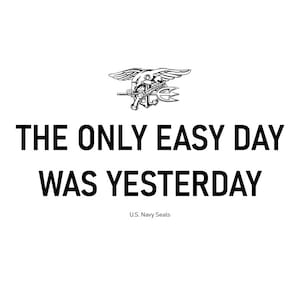 Może przedstawiać: Czarno-białe zdjęcie odznaki US Navy SEAL z tekstem "THE ONLY EASY DAY WAS YESTERDAY" i słowami "U.S. Navy Seals" poniżej.