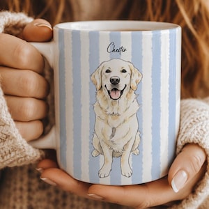 Könnte beinhalten: Ein weißer Keramikbecher mit einem hellblau-weißen vertikalen Streifenmuster. Der Becher zeigt eine zentrierte Illustration eines Golden Retrievers mit herausgestreckter Zunge und den Namen Chester in schwarzer Schreibschrift darüber.