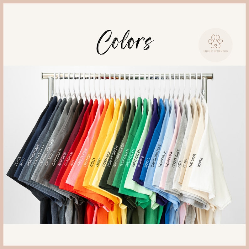 Pode incluir: Um suporte de camisetas em v&aacute;rias cores, incluindo preto, azul marinho, cinza mesclado, carv&atilde;o, chocolate, marrom, cardeal, vermelho, rosa de seguran&ccedil;a, laranja, dourado, margarida, seda de milho, verde floresta, verde militar, verde gramado, verde irland&ecirc;s, verde menta, roxo, azul royal, azul Carolina, azul claro, rosa claro, cinza esportivo, cinza, areia, natural e branco. O texto "Cores" est&aacute; no topo da imagem.