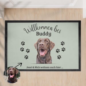Peut inclure: Un paillasson de bienvenue avec un chien brun et le texte "Willkommen bei Buddy" et "Jessi & Nick wohnen auch hier..." sur un fond vert clair.
