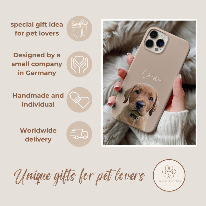 Pu&ograve; includere: Una custodia per telefono beige con il nome personalizzato "Chester" e una foto di un cane marrone. La custodia &egrave; tenuta da una mano.