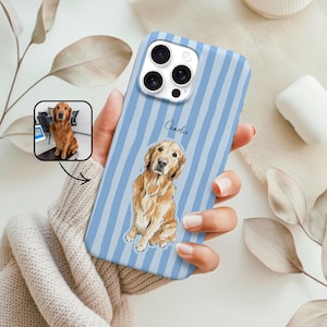 Op de afbeelding: Lichtblauwe telefoonhoes met verticale strepen en een illustratie van een golden retriever. De hond zit en kijkt naar voren. De naam "Charlie" staat in sierlijke letters boven de hond. Een kleine foto van de hond staat linksboven.