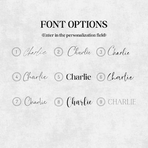 Op de afbeelding: Afbeelding met negen lettertype-opties voor personalisatie. Het woord "Charlie" wordt in verschillende stijlen getoond, genummerd van 1 tot 9, met de tekst "FONT OPTIONS" bovenaan.