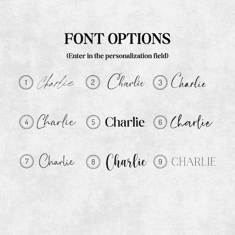 Op de afbeelding: Afbeelding met negen lettertype-opties voor personalisatie. Het woord "Charlie" wordt in verschillende stijlen getoond, genummerd van 1 tot 9, met de tekst "FONT OPTIONS" bovenaan.