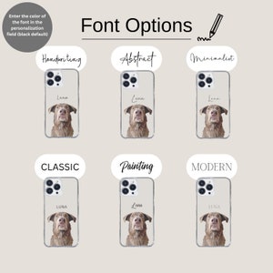 Pu&ograve; includere: Sei diversi design di cover per telefono con il viso di un cane e il nome "Luna" in vari caratteri. I caratteri sono etichettati "Handwriting", "Abstract", "Minimalist", "Classic", "Painting" e "Modern".