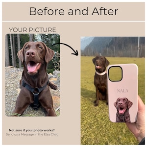 Pu&ograve; includere: Fotografie prima e dopo di un Labrador Retriever marrone. La prima foto mostra il cane in un ambiente naturale. La seconda foto mostra l'immagine del cane stampata su una custodia per telefono rosa con il nome "Nala" stampato sulla custodia.