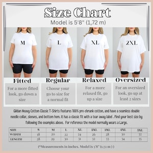 Pode incluir: Tabela de tamanhos para as T-shirts cl&aacute;ssicas de algod&atilde;o pesado Gildan, mostrando um modelo vestindo diferentes tamanhos da camiseta. A tabela inclui as medidas de largura e comprimento em polegadas. O modelo tem 1,72 m de altura.