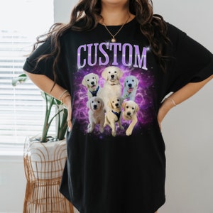 Pode incluir: Camiseta preta oversized com estampa de gal&aacute;xia roxa e a palavra "CUSTOM" em letras roxas. A estampa de gal&aacute;xia apresenta cinco filhotes de golden retriever.