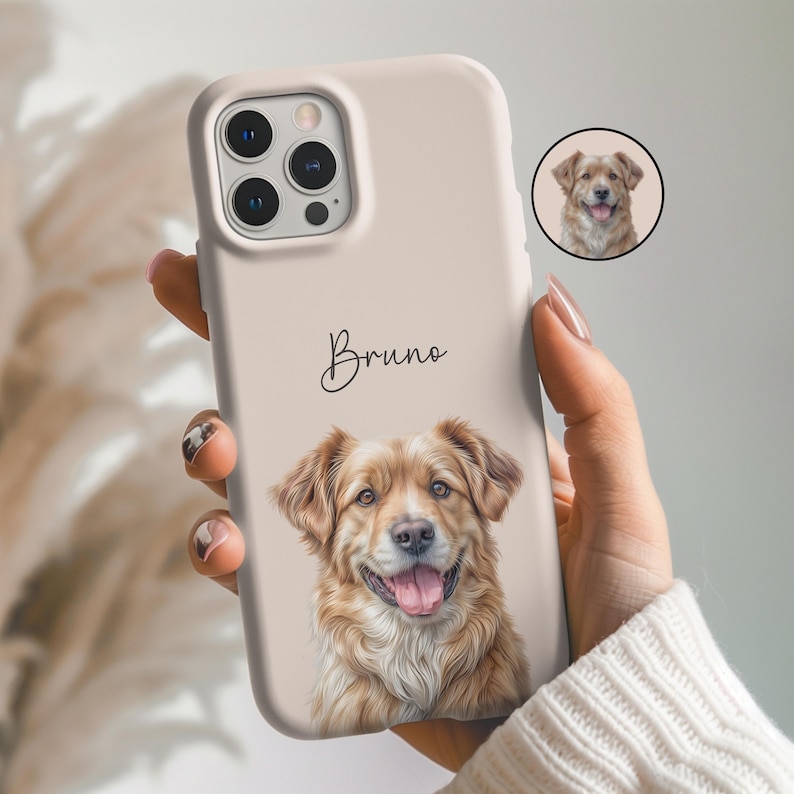 Pu&ograve; includere: Una custodia per telefono beige con il nome personalizzato "Bruno" e un ritratto di un cane golden retriever. La custodia ha un ritaglio per la fotocamera del telefono.