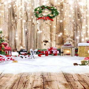 Pode incluir: Uma cena de Natal com uma árvore de Natal decorada, presentes, um boneco de neve e um fundo de madeira. A cena está coberta de neve artificial e há um piso de madeira em primeiro plano.