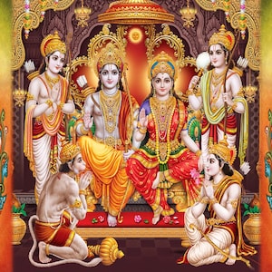 Może przedstawiać: Kolorowy obraz przedstawiający hinduskich bogów Ramę, Sitę, Lakshmanę i Hanuman. Rama i Sita siedzą na tronie, podczas gdy Lakshmana i Hanuman stoją obok nich. Obraz jest oprawiony w ozdobne wzory pawich piór.