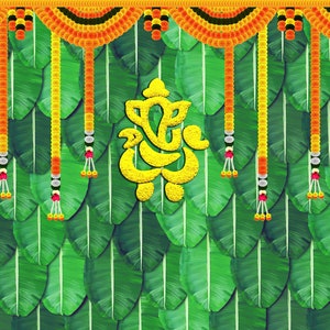 Pode incluir: Um pano de fundo decorativo com um padrão repetitivo de folhas de bananeira verde vibrante. A borda superior é adornada com guirlandas de flores de calêndula laranja e amarelas, com cordões florais verticais e um ícone central de Ganesha.