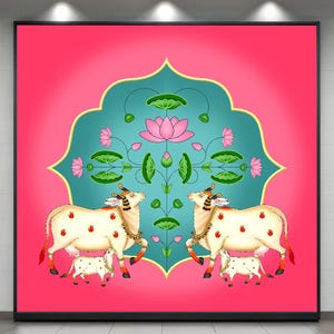 Pode incluir: Uma obra de arte vibrante com duas vacas creme com manchas vermelhas e detalhes dourados, voltadas uma para a outra. Elas estão situadas em um design floral turquesa e dourado sobre um fundo rosa. A obra inclui uma flor de lótus e nenúfares.