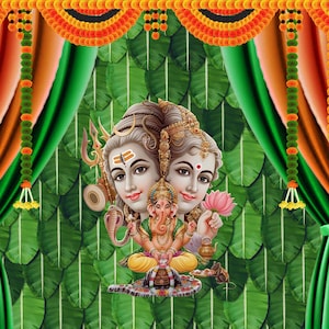 Pode incluir: Uma vibrante obra de arte digital com divindades hindus. As figuras centrais são Shiva, Parvati e Ganesha, em um cenário de folhas de bananeira verdes e cortinas coloridas. Guirlandas decorativas adornam o topo.